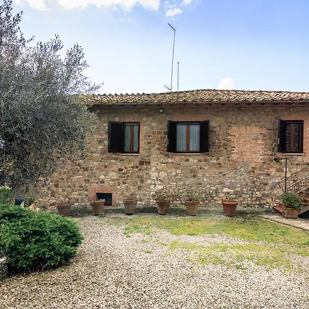 Siena's Edge Apartment: Rustic Charm アパート
